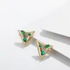 スタッドイヤリングトレンディゴールドメッキ幾何学的な三角形スタッドと緑のクリスタルラインストーンエレガントな結婚式のジュエリーギフト