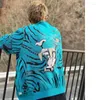 Herrtröjor stil cardigan wacko maria v-ringknapp tröja män kvinnor överdimensionerar tiger jacquard blå vit kaki kappa hiphop