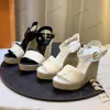 Sandales compensées à plateforme matelassées en cuir véritable, boucle à sangle croisée, escarpins à bride arrière, talons en raphia, Vintage Checker, chaussures habillées à bout ouvert, sandales de créateurs de luxe