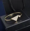 Squisiti braccialetti a triangolo polsino rigido placcato oro argento lettera braccialetto gioielli di design braccialetto classico per uomo donna matrimonio