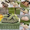 Terlik Tasarım Tasarısı Kadınlar için Slaytlar Sandal Düz Sandles Yaz Ayakkabıları Klasik Marka Kalın Gündelik Kadın Dış Dinli Tenler Sliders Plaj Velcro Sandalet GG Flora