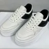 Nya brädskor 2023SS Fyra säsonger Tjock Sole Fashion Casual Low Top Thick Sole Tennis Shoes Stor gummi Pu Sole Casual Comfort Fashion mångsidiga kvinnors storlekar 35-41