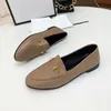 Klassiska loafers män kvinnor skissar sandaler metall fäster klänningskor Italien lat tryck brev avslappnad plattskor designer tofflor lyx ull tofflor z7