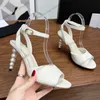 24ss Koeienhuid Damessandalen Designer Parel Stiletto Hakken 8,5 cm Slingbacks Geklede schoenen Luxe Verstelbare Gesp Enkelslippers Ronde tenen Bruiloftsschoen met stofzakken