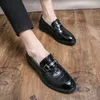 Mocassins diários masculinos pu com fivela de metal em relevo decoração salto baixo cor sólida confortável negócios formal clássico sapatos masculinos 38-45