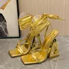 Mulheres cruzam sandálias de renda para cima sexy quadrado 2024 de dedão de verão moda chique no triângulo grosso sapatos de vestido de vestido de ouro salto alto 110 s 110 s