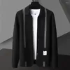 Herrtröjor 2024 Höstkontrast Stripe Stripe Cardigan Fashion Korean Edition Pocket Casual High Quality Lapel Sweater