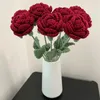 Fiori decorativi Bouquet all'uncinetto Fiore di rosa rossa lavorato a maglia fatto a mano Decorazione artificiale per la casa della festa nuziale finta facile da usare