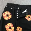 Męski projektant dżinsów High Street Flower Denim wieniec czarne prażone dżinsy luźne spodnie układane dżinsy kruszenia ciężarówki mody vintage skórzana łatka jesień