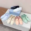 Designerskie mokasyny zamszowe skórzana sukienka buty mężczyźni kobiety swobodny płaski metalowy trójkąt Oxfords Moccasins Summer Walk Comfort Slip na gumowych samotnych mieszkaniach z pudełkiem 10A