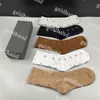 Chaussettes imprimées de lettres de mode, chaussettes décontractées pour hommes et femmes, cinq paires de chaussettes en coton de styliste, chaussettes de couleur unie