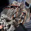 Sciarpe 110/110 cm Sciarpa di seta quadrata di lusso per le donne Scialle avvolgente grande Stampa in raso Hijab Designer Marca Silenziatore Foulard femminile Bandana T220919 615