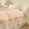 Automne et hiver ensemble de literie luxe romantique fleurs broderie lait velours dentelle housse de couette draps taies d'oreiller 240226