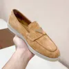 Buty mokasynowe buty mężczyźni designerski płaski niski top swobodny zamsz skórzany metalowy trójkąt Oxfords Moccasins Summer Walk Comfort Slip na gumowej podeszwy z pudełkiem 35-47