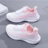 Mode kvinnor som kör designer sommar för sneakers vit svart rosa blått grön lättvikt-017 mesh yta kvinnor utomhus sporttränare sneaker 14 s