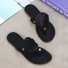 OG berömda designer sandaler kvinnor lyxiga flip flops tofflor glider 2024 sommarspegel yta svart guldrosa äkta läder solid sandels kvinna lady hem sandles