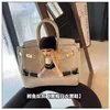 Borsa H Tote originale 2024 Nuova celebrità di Internet borsa con motivo coccodrillo parodia Kim Kardashian bambola Betsy con tracolla