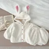 7858 Babykläder Set Plush Rabbit Suit Autumn Winter Korean Söt varma babyflickor Suit Rabbit Coatshort Tvådel Set 240226