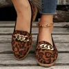 Scarpe eleganti da donna Primavera Stampa leopardata Punta a punta Catena decorata Mocassini da donna Stile britannico Tacco basso Derby casual da donna