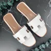 Sandálias quentes designer sandálias apartamentos verão luxo férias slides praia chinelos planos slides de couro feminino casa eur 35-42