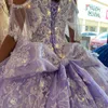 2024 Lilac Quinceaneraドレスボールガウンオフショルダーホワイトレースアップリケクリスタルビーズ半袖チュール刺繍パーティードレスプロムイブニングドレス