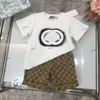 キッズ服セットボーイガールのベビートラックスーツスーツレタープリント2pcsラグジュアリーデザイナーTシャツショートパンツスーツチドレンカジュアルスポーツ服トップ2024ファッションブランド