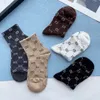 Top-Designer, weiche Baumwolle, atmungsaktiv, Khaki, Weiß, Schwarz, Braun, Grau, lässig, bequeme Sport-Buchstabensocken, 5-teilige Box, geeignet für Herren- und Damenstrümpfe