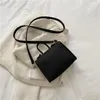 Kvällspåsar Minimalistisk struktur Enkel axelväska för kvinnors tidiga våren Luxury Solid Color Mobile Crossbodybag