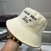 Desingers hink hattar s breda butiker Brimhattar Solid Color Letter Sunhats Windy Fashion Caps Trend Travel Buckethats Temperament Hundred Hat