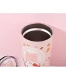 Une tasse en paille avec un joli motif de dessin animé et une tasse isolée de très grande capacité de 600 ml, vous permettant de répondre à vos besoins de réapprovisionnement en eau à tout moment et en tout lieu.