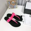 Designer Flip Flops Chinelos Homens Slides Mulheres Thong Sandálias com Fivela de Ouro Bloom Web Preto Floral Impressão Slide Couro Borracha Vermelha Sandália Verão Sola de Borracha Flats