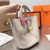 Borsa di design di alta qualità la borsa tote da donna alla moda Borsa a secchiello Borsa Fibbia dorata apri e chiudi Borsa a cestino in pelle di vitello Borsa a naso di maiale Borsa