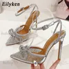 Sandaler Eilyeken PVC Transparent Silver Crystal Women Pumps Fashion Ankle Strap Bridal Thin High Heels Spring Autumn Wedding Party Shoes T240301