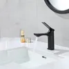 Badezimmer-Waschtischarmaturen, elegantes schwarzes Waschbecken und kalter Tischhahn