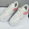 Nya brädskor 2023SS Fyra säsonger Tjock Sole Fashion Casual Low Top Thick Sole Tennis Shoes Stor gummi Pu Sole Casual Comfort Fashion mångsidiga kvinnors storlekar 35-41