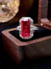 Anelli a grappolo 2024 Treasure rosso rettangolare 925 anello d'argento intarsiati con stile banchetto di fascia alta smeraldo ad alto diamante di carbonio