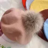 Otoño Invierno Niños Boinas de lana cálidas para niñas con sombrero con pompón de piel de mapache natural para mujeres 240226