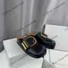 XE Slipon Khaite Downing Gold-Tone Thompson bucklade lädermulor tofflor Luxe slip-on clog strandskor rundade stängda tår avslappnade lägenheter för kvinnliga designers