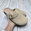 Designer sandaler boston clogs tofflor män kvinnor glider mode lata skor älskare sommarstrand strand mocka läder spänne loafer glid mjuk fotbädd