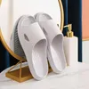 2024SUMMER Kadın Erkek Terlik Kapalı Banyo Kalın Platform Kayma Olmayan Ev Flip Flops Mektup Baskı Plaj Sandalet Bayanlar Ayakkabı