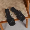 Sapatos casuais sandálias simples feminino verão fundo plano versão coreana exterior usar dedo do pé quadrado chinelos na moda salto grosso romano