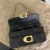 Borsa da donna in metallo retrò di lusso con catena alla moda, con tracolla a tracolla, versatile borsa da viaggio in tofu, borsa per baguette da festa, di alta qualità