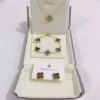 4 Fyra Leaf Clover Luxury Designer Halsbandsmycken Set Pendant Neckor Armband Stud Earring Women Christmvalentine's Day Birthday Presents Three-Piece Set