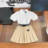 Popüler Çocuk Elbise Setleri Çocuk Trailtsits Bebek Kız Giysileri Boyutu 110-160 Supskirt Kısa Kollu Gömlek ve Khaki Kısa Etek 24Feb20