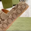 2GS Designer Sandaler tofflor Summer Men Women Shoes Shaped Multicolor Flora Slides Gjuten fotbädd i svart tonalgummisula med präglad logotyp vid yttersidorna