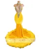 Robes de bal jaunes pour filles noires, sexy, col licou, appliques de perles, plumes, longues robes de soirée en satin, dos nu, robe de fête d'anniversaire, grande taille