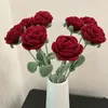 Fiori decorativi Bouquet all'uncinetto Fiore di rosa rossa lavorato a maglia fatto a mano Decorazione artificiale per la casa della festa nuziale finta facile da usare