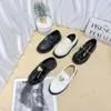 Big Kids Flat Loafer Shoes Designer pojkar flickor glider på loafers två c bokstäver plattskor som är låsta c äkta läder svart vit kontroller quiltade quliting sneakers
