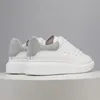 Designer vit sko överdimensionerade sneakers kvinnor mens lyxiga sammet mocka casual skor läder spetsar upp modeplattform män svart chaussures de espadrilles premium