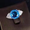 Anelli a grappolo Huitan Personalità geometrica Blu Zirconia cubica per le donne Anniversario di matrimonio Temperamento per feste Gioielli da donna eleganti